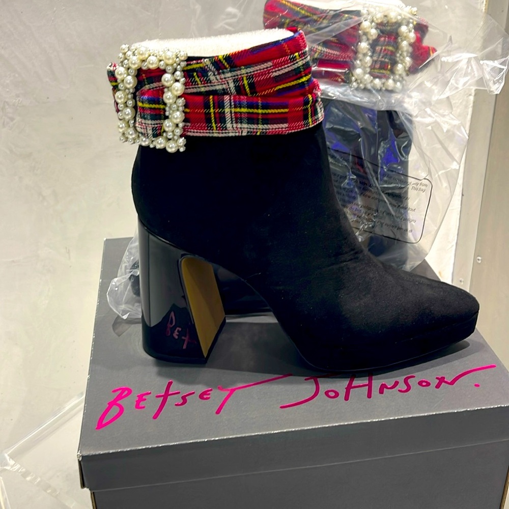 BETSEY Johnson red/black patent heel booties size 9 pearl buckle accent nwt new